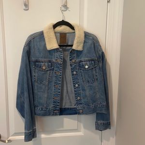 Gap denim crop jacket with Sherpa collar. Medium.